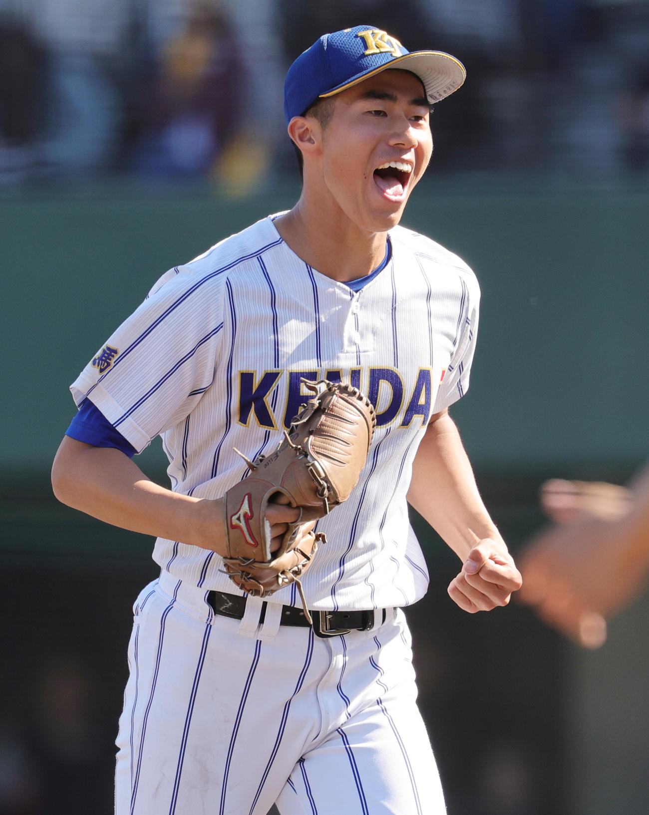 健大高崎対横浜　7回裏横浜2死二塁、小野舜友をニゴロに仕留め喜ぶ下重（撮影・野上伸悟）