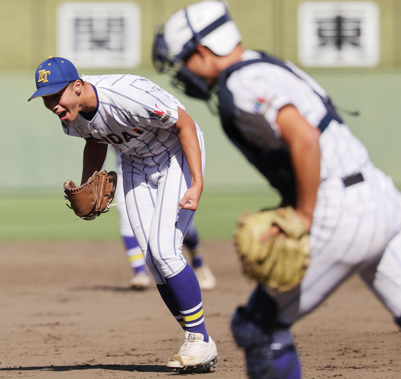 健大高崎対横浜　8回裏横浜2死、池田聖摩を三振に仕留めほえる下重（撮影・野上伸悟）