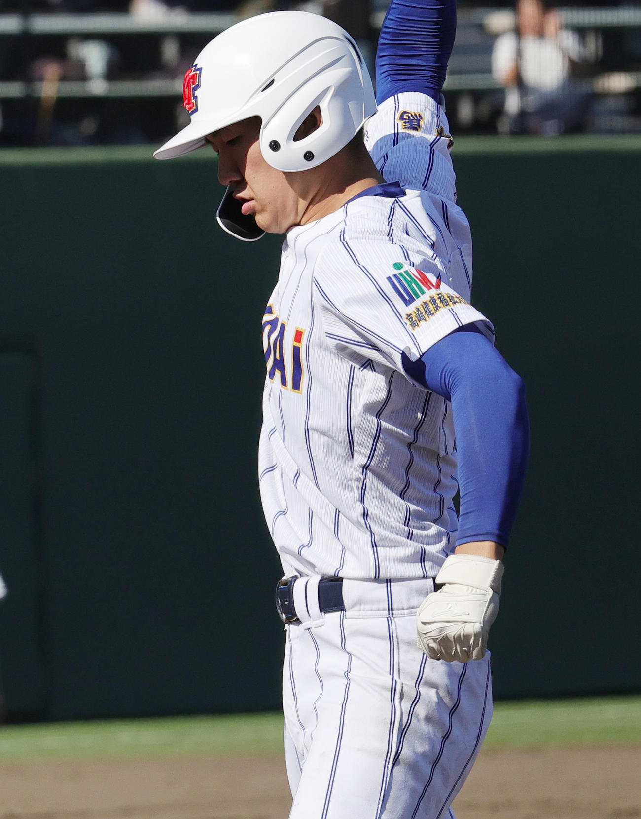 健大高崎対横浜　7回表健大高崎1死二、三塁、右2点適時打を放ち喜ぶ石垣（撮影・野上伸悟）