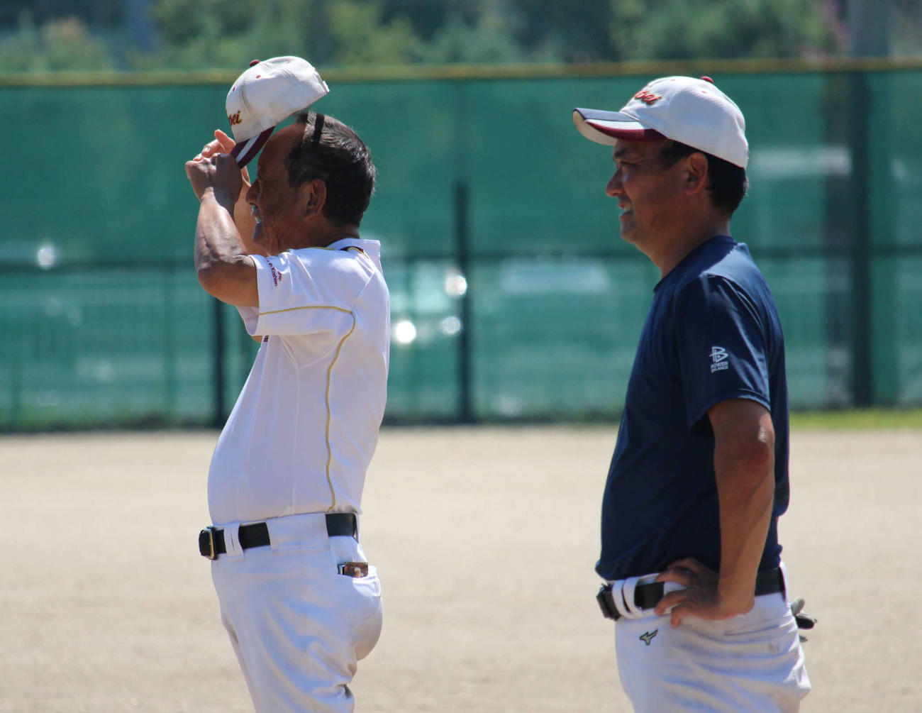 春日部共栄の本多利治監督（左）と来年4月に監督になる植竹幸一野球部長（2024年9月）