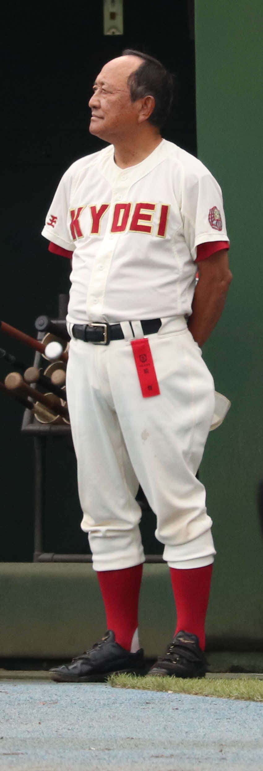 西武台対春日部共栄　試合終了後に整列する春日部共栄・本多監督（2024年9月28日）