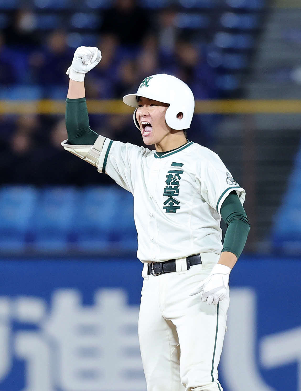 早実対二松学舎大付　7回裏二松学舎大付2死二塁、及川は右越え適時二塁打を放ちガッツポーズで雄たけびを上げる（撮影・鈴木正人）
