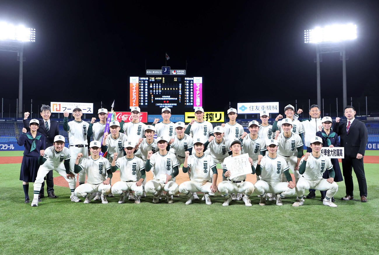 早実対二松学舎大付　集合写真に納まる二松学舎大付の選手たち（撮影・鈴木正人）