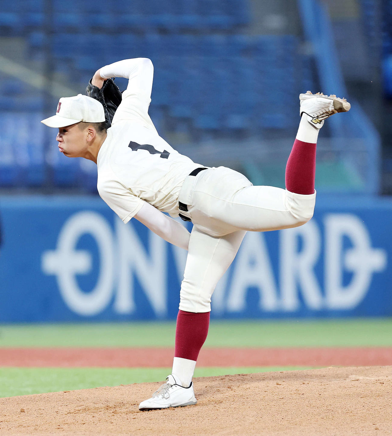 早実対二松学舎大付　力投する早実先発の中村（撮影・鈴木正人）