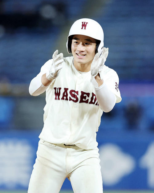 早実対二松学舎大付　3回表早実1死満塁、国光は左前適時打を放ち笑顔を見せる（撮影・鈴木正人）