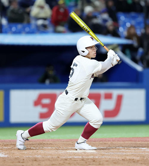 早実対二松学舎大付　5回表早実2死三塁、喜沢は右前適時打を放つ（撮影・鈴木正人）