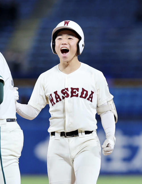 早実対二松学舎大付　5回表早実2死三塁、喜沢は右前適時打を放ちガッツポーズで雄たけびを上げる（撮影・鈴木正人）