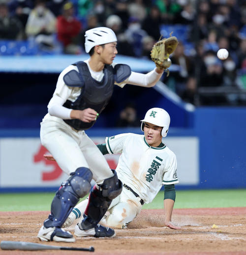 早実対二松学舎大付　5回裏二松学舎大付1死満塁、花沢の右犠飛で日笠が生還、捕手は山中（撮影・鈴木正人）