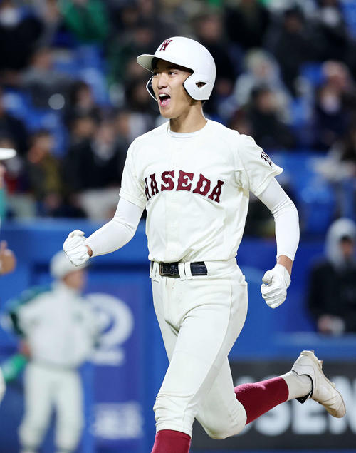早実対二松学舎大付　7回表早実1死満塁、五木の中犠飛で山中が生還しガッツポーズで雄たけびを上げる（撮影・鈴木正人）