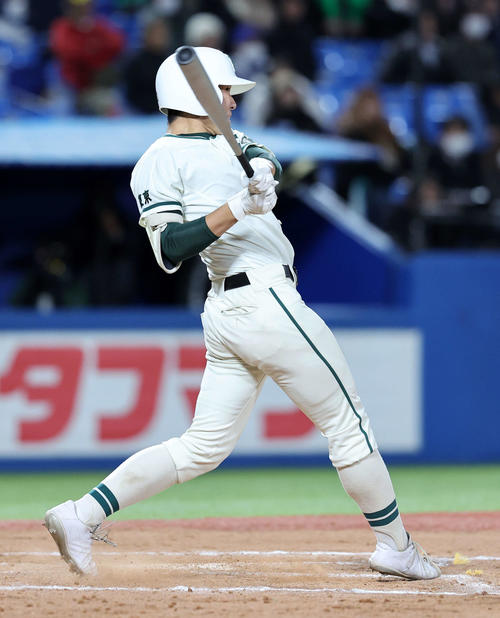 早実対二松学舎大付　7回裏二松学舎大付2死二塁、及川は右越え適時二塁打を放つ（撮影・鈴木正人）