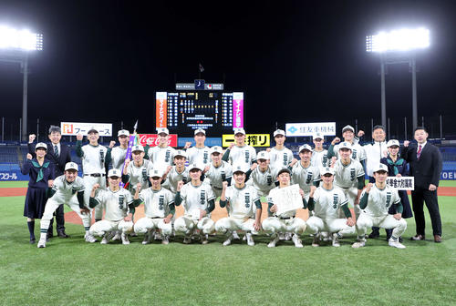 早実対二松学舎大付　集合写真に納まる二松学舎大付の選手たち（撮影・鈴木正人）