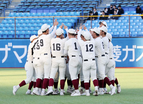 二松学舎大付対早実　試合前、円陣を組む早実の選手たち（撮影・鈴木正人）