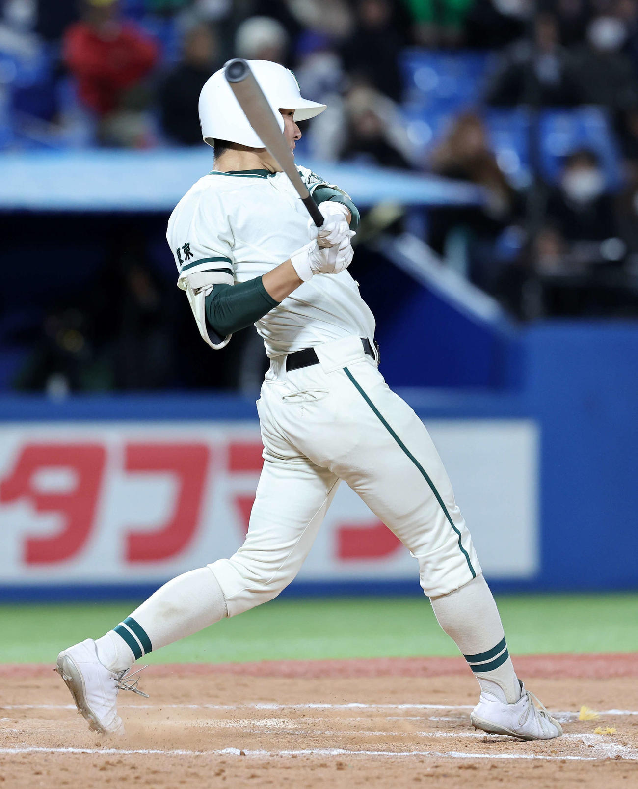 早実対二松学舎大付　7回裏二松学舎大付2死二塁、及川は右越え適時二塁打を放つ（撮影・鈴木正人）