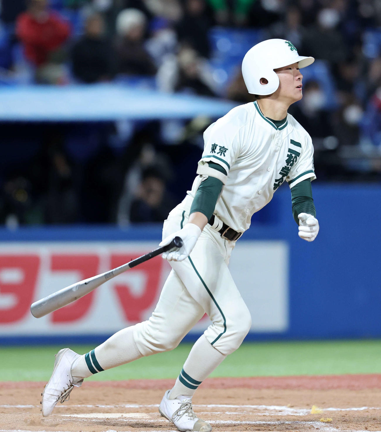 早実対二松学舎大付　7回裏二松学舎大付2死二塁、及川は右越え適時二塁打を放つ（撮影・鈴木正人）
