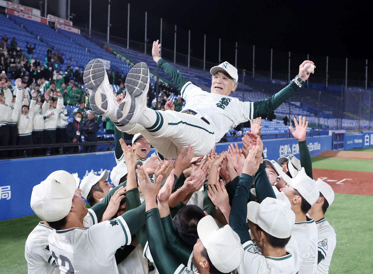 早実対二松学舎大付　優勝し胴上げされる二松学舎大付・市原監督（撮影・鈴木正人）