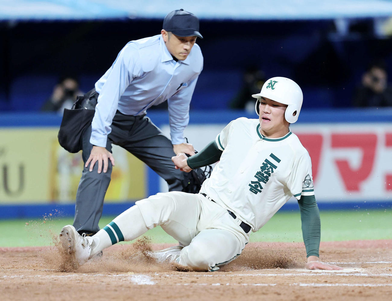 早実対二松学舎大付　2回裏二松学舎大付1死一、三塁、河内の適時打で永尾が生還（撮影・鈴木正人）