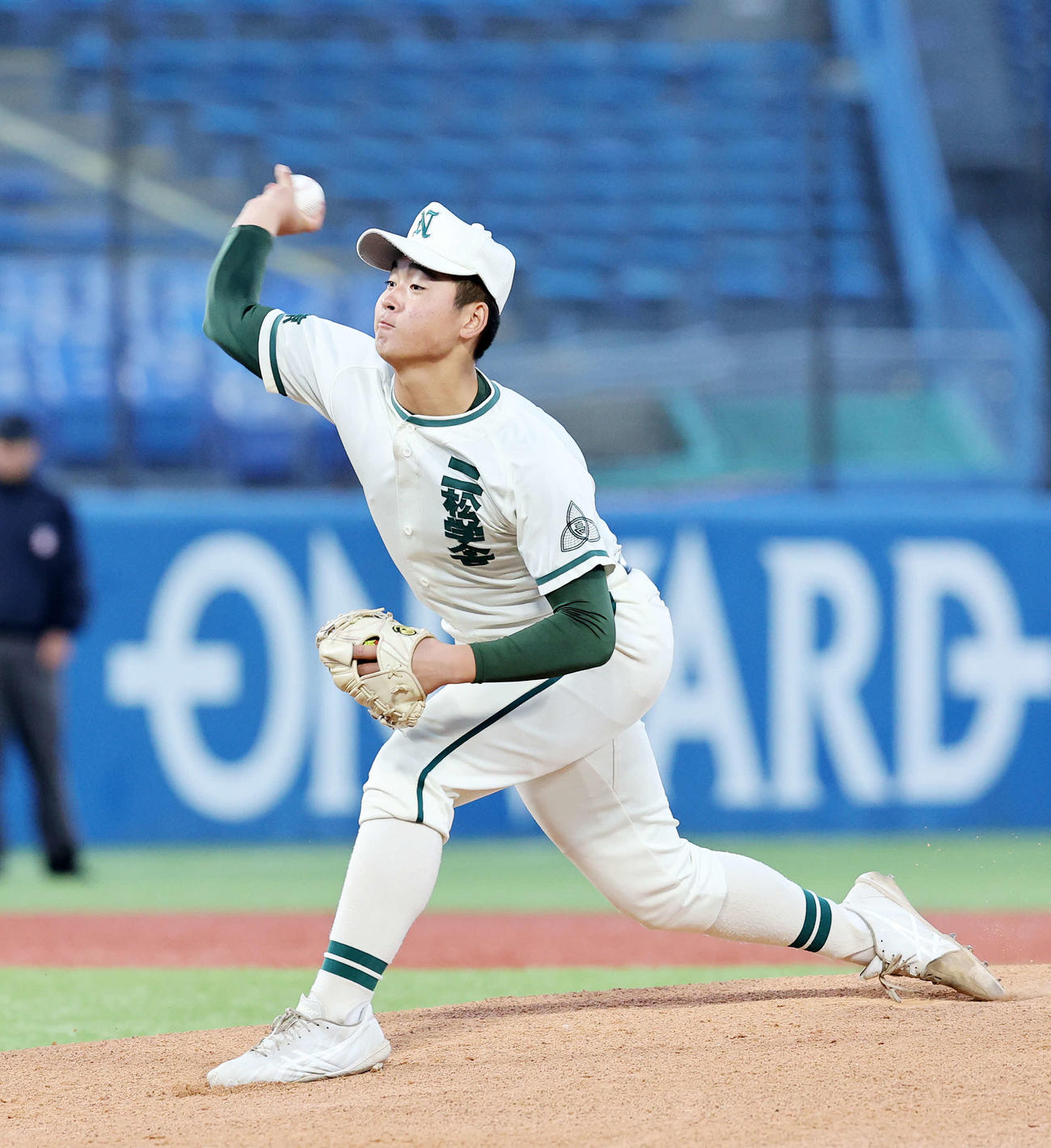 早実対二松学舎大付　力投する二松学舎大付先発の河内（撮影・鈴木正人）