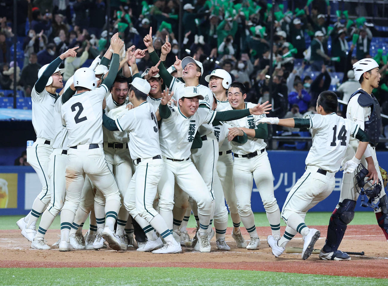 早実対二松学舎大付　12回裏二松学舎大付1死満塁、内野サヨナラ打を放った根本（右）を迎える選手たち（撮影・鈴木正人）