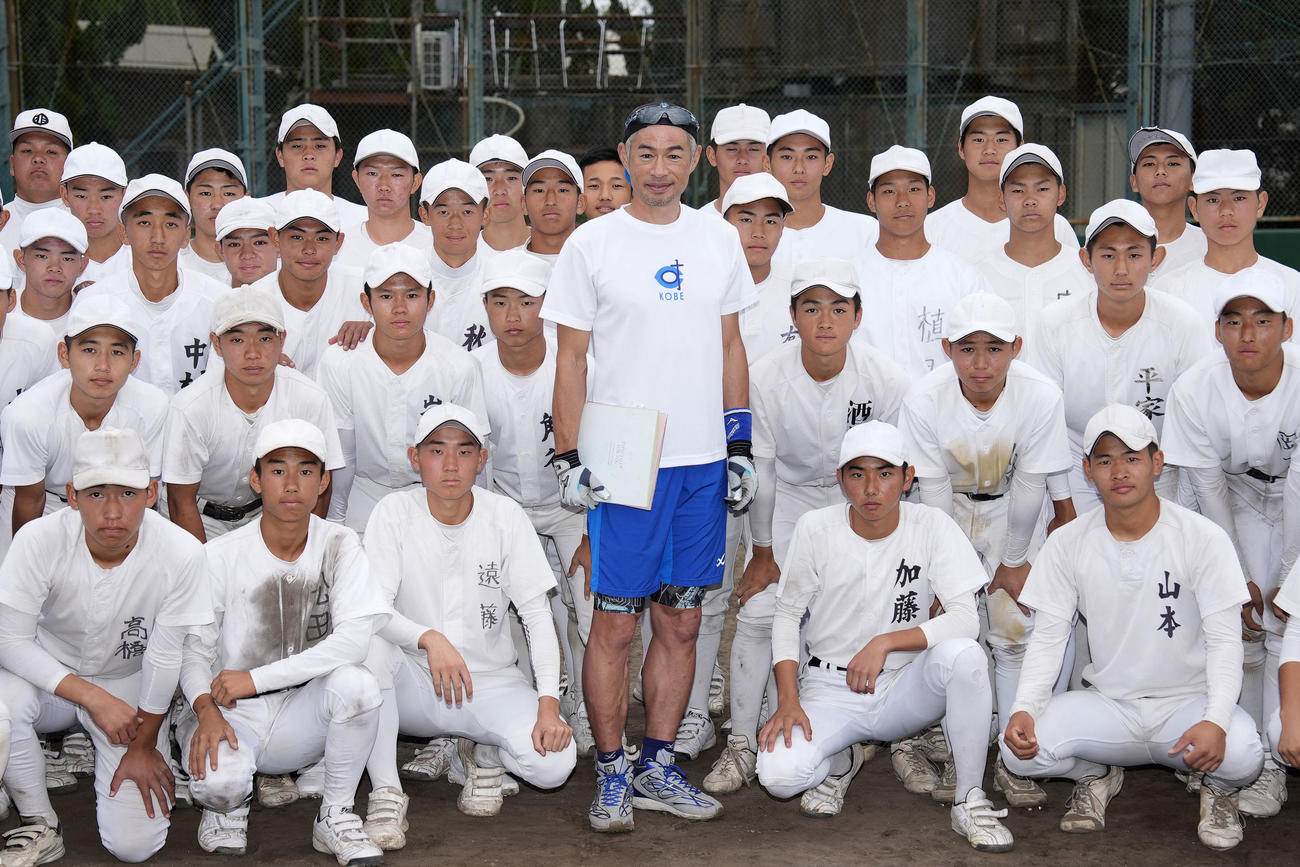 指導を終え、大冠高野球部員と写真に納まるイチローさん（共同）