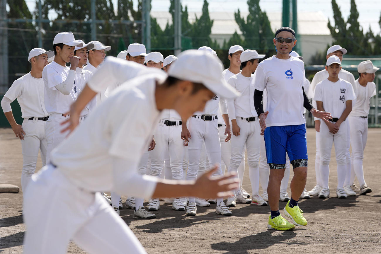 大冠高野球部を指導するイチローさん（共同）