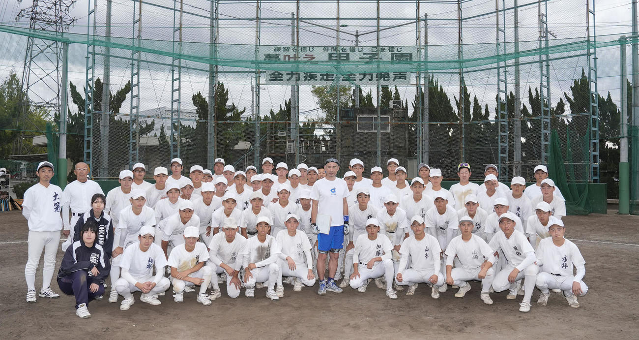 指導を終え、大冠高野球部員と写真に納まるイチローさん（共同）