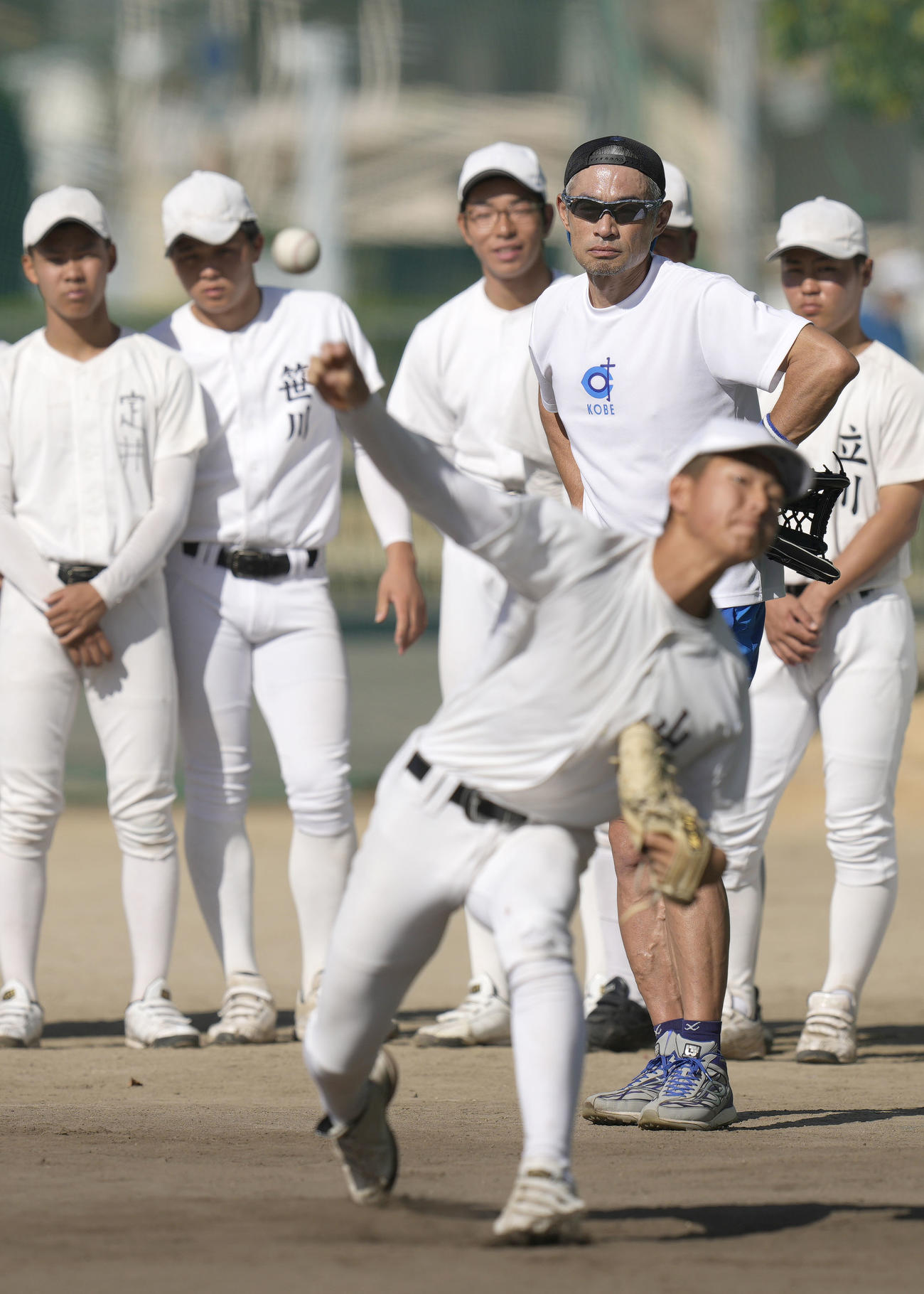 大冠高野球部を指導するイチローさん（共同）