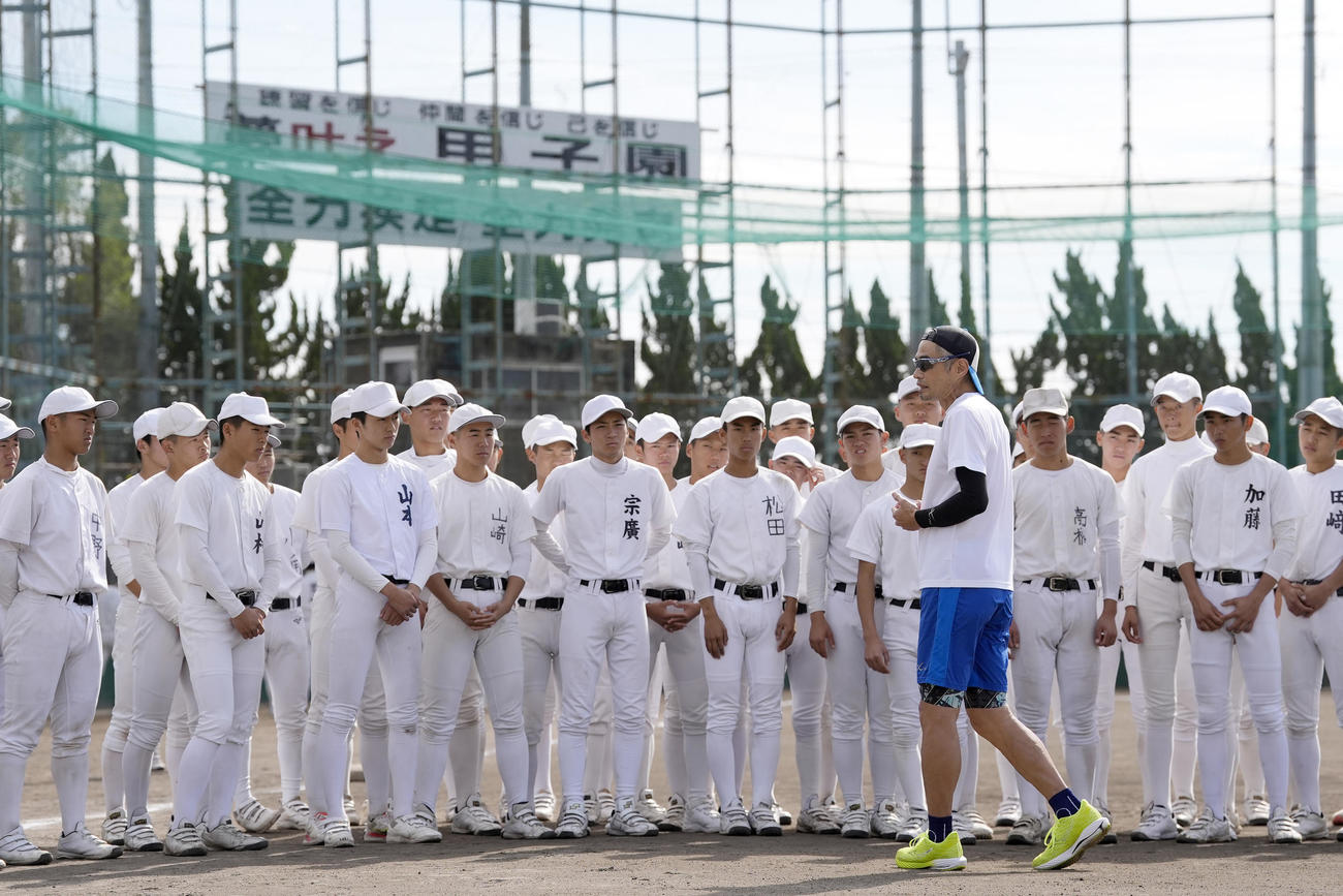 大冠高野球部を指導するイチローさん（共同）