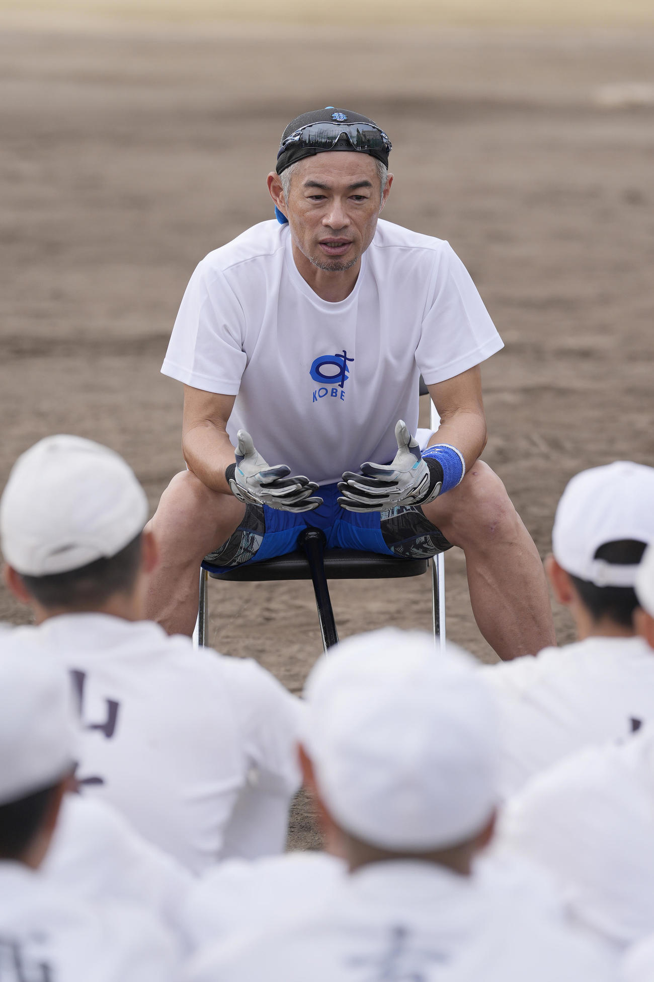 指導を終え、大冠高野球部員に言葉をかけるイチローさん（共同）