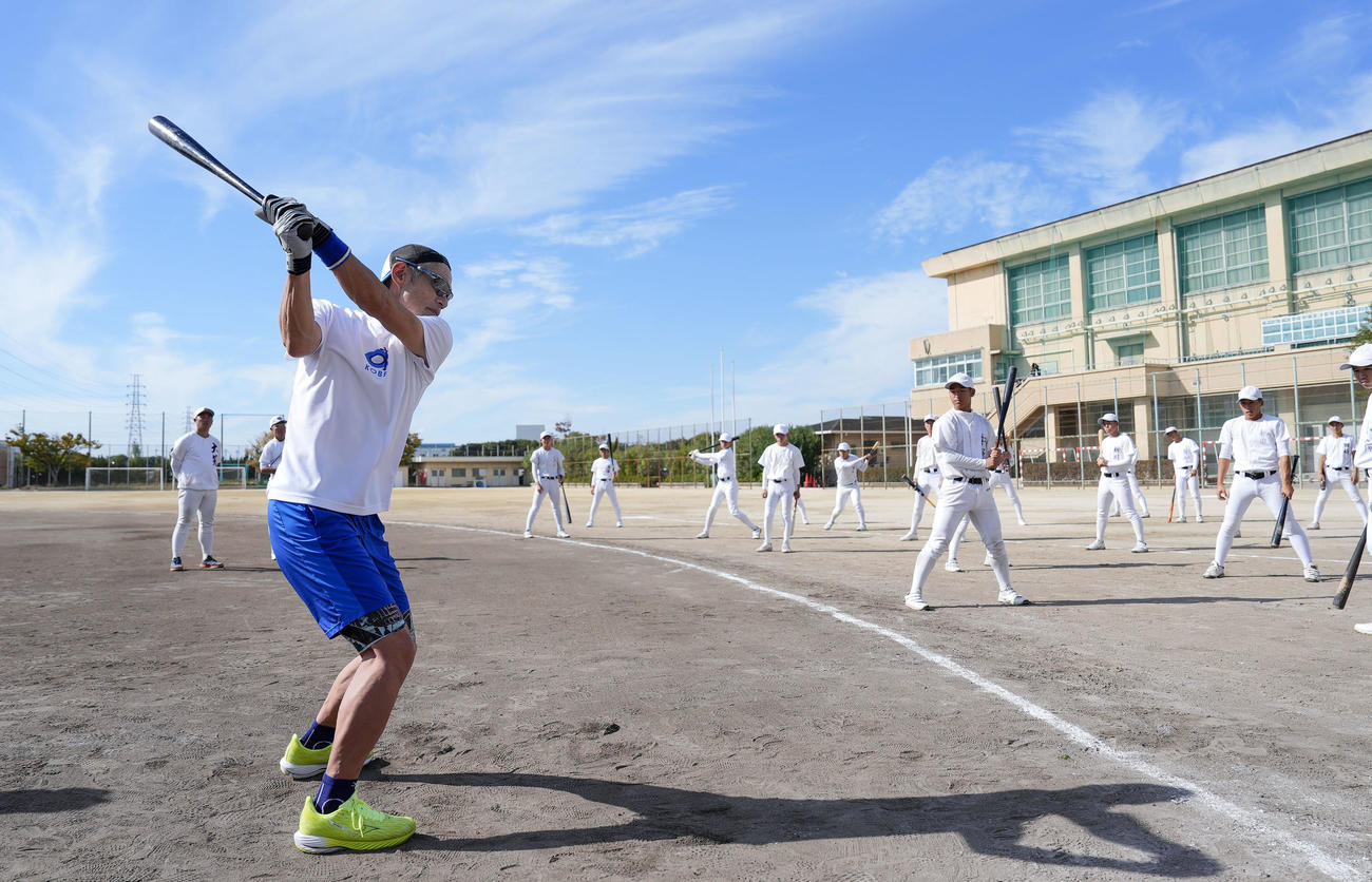 大冠高野球部を指導するイチローさん（共同）