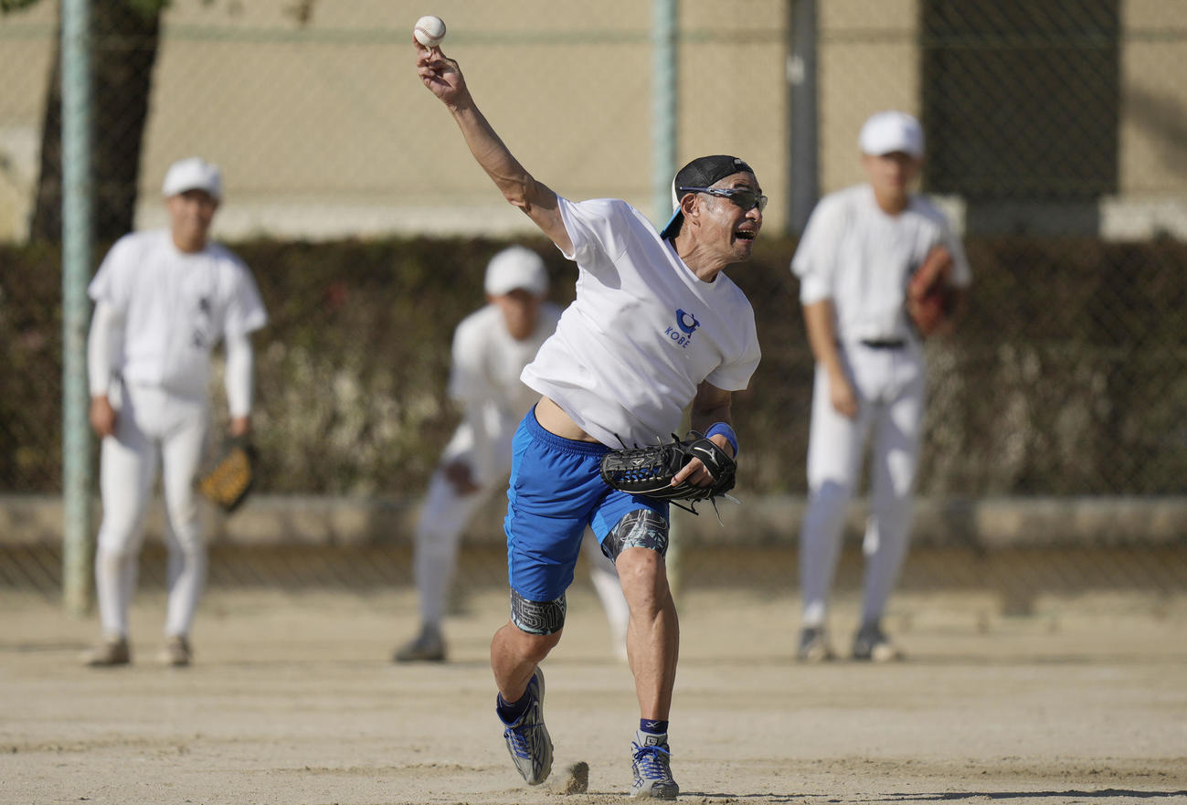 大冠高野球部員に送球を披露するイチローさん（共同）