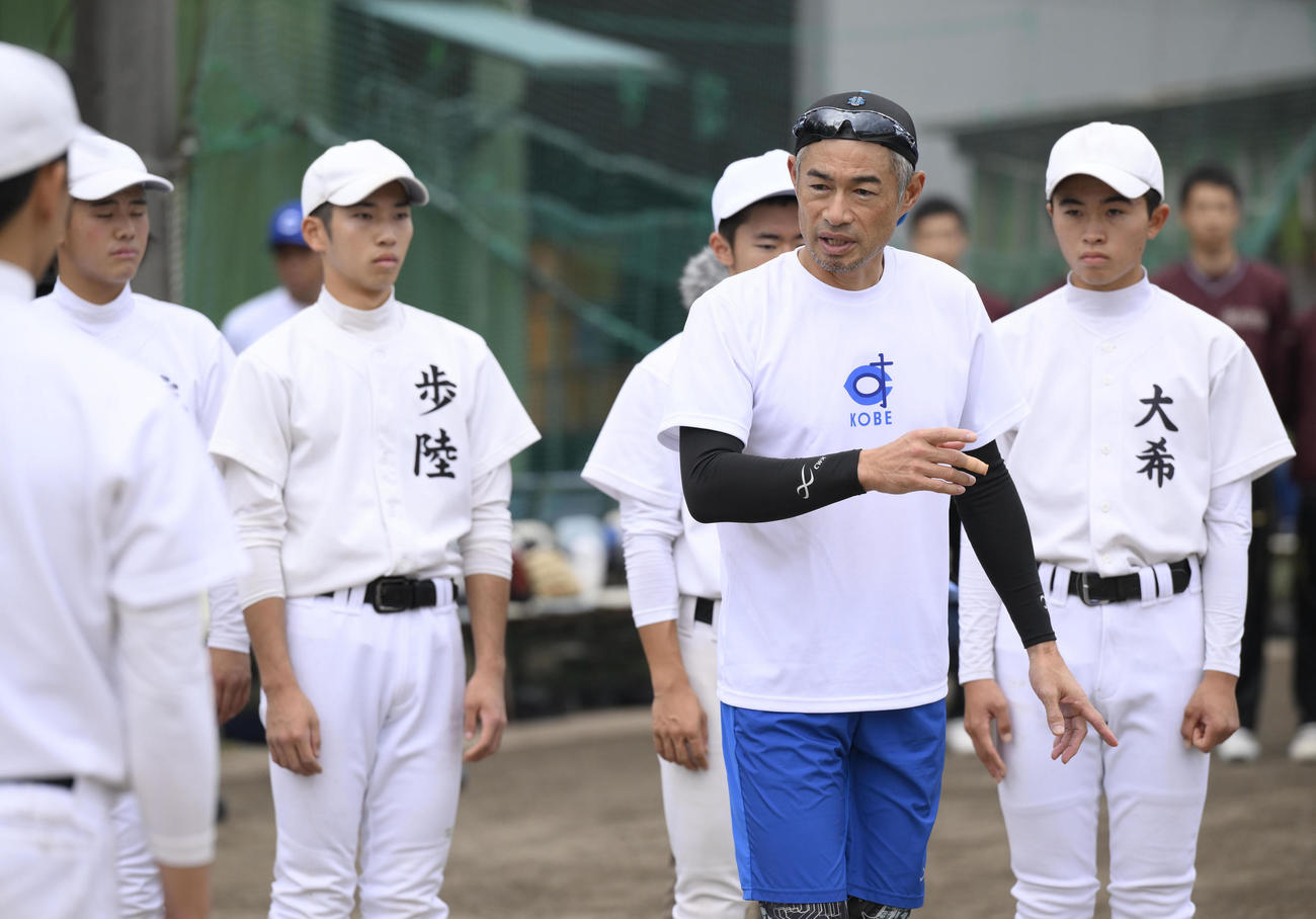 岐阜高の野球部員に指導するイチローさん（代表撮影）