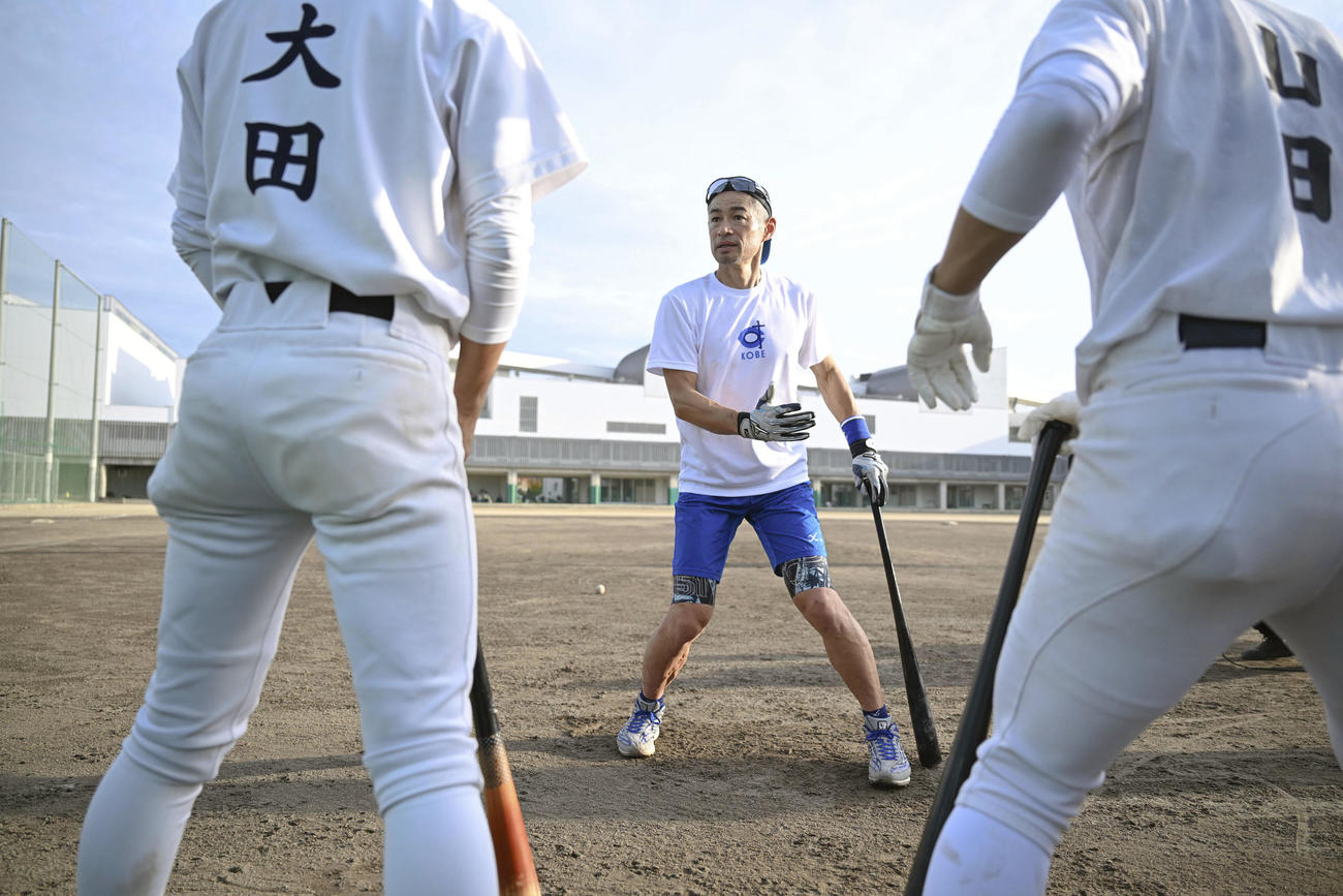 岐阜高の野球部員たちに打撃指導をするイチローさん（中央）（代表撮影）