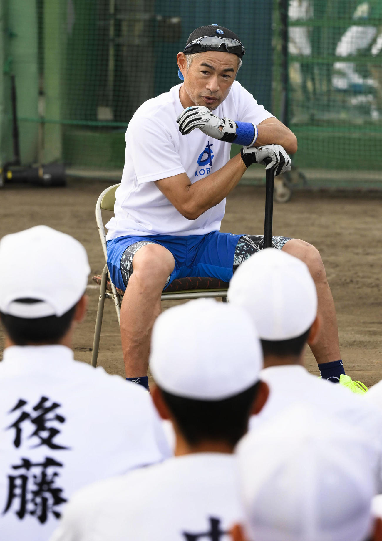 練習を終え、岐阜高野球部員に語りかけるイチローさん（代表撮影）