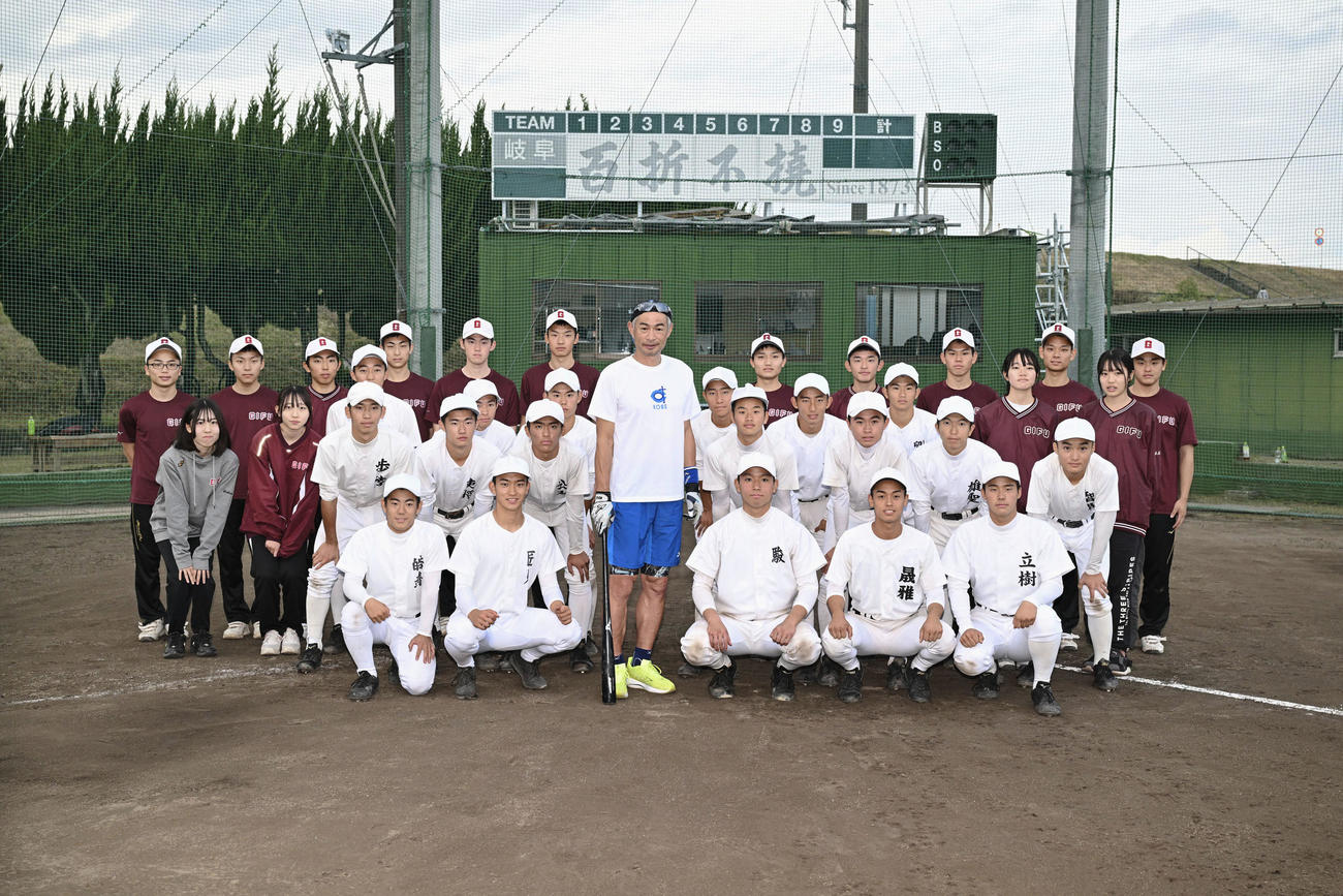 練習を終え、岐阜高の野球部員たちと記念撮影に納まるイチローさん（中央）（代表撮影）