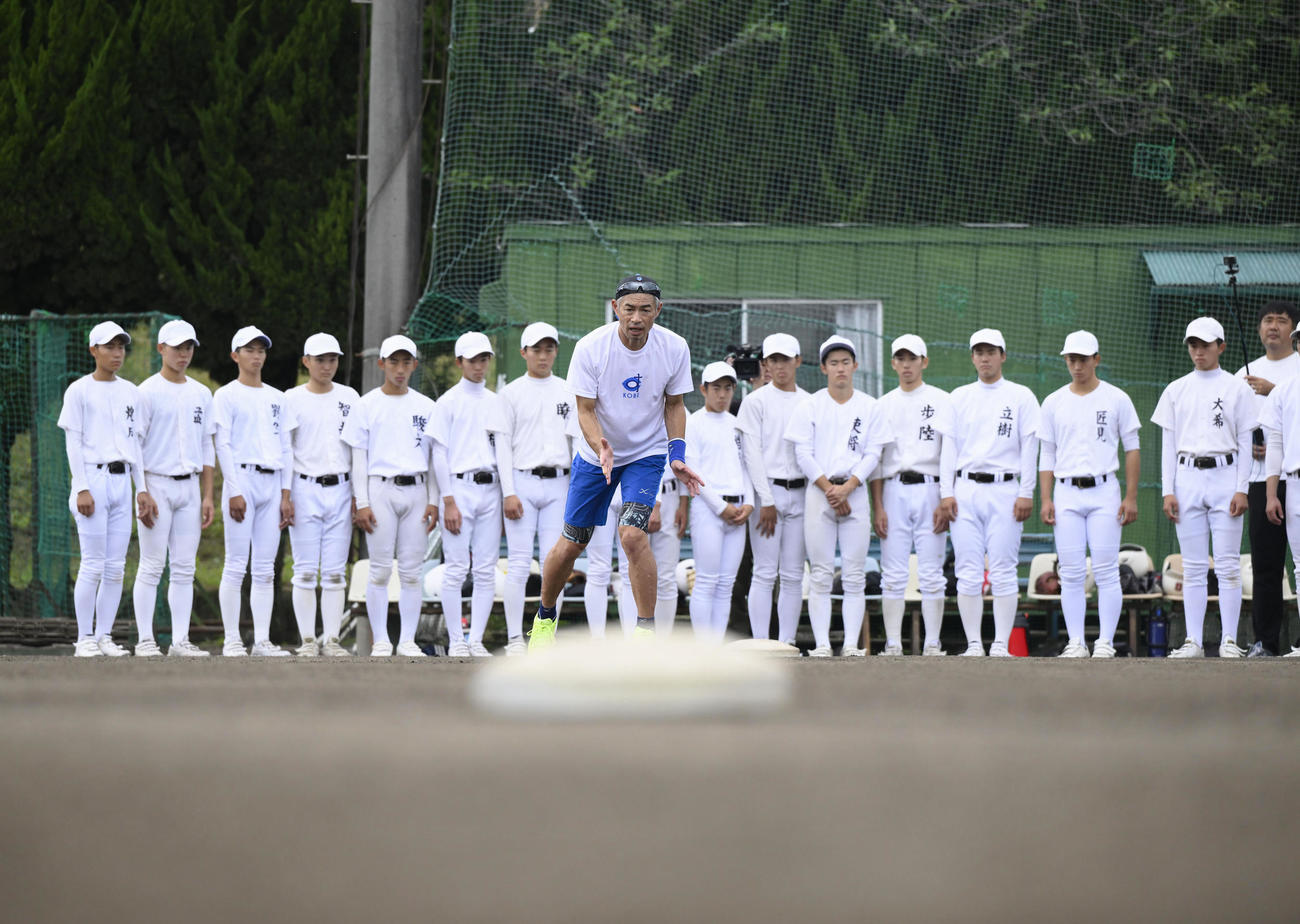 岐阜高の野球部員たちに見本を見せながら指導をするイチローさん（中央）（代表撮影）