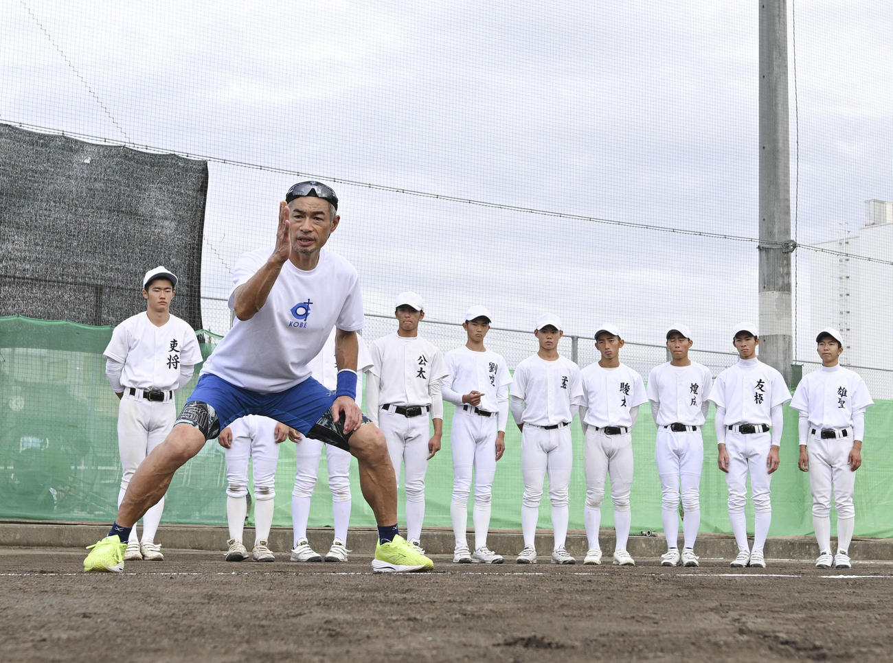 岐阜高の野球部員に指導するイチローさん（代表撮影）