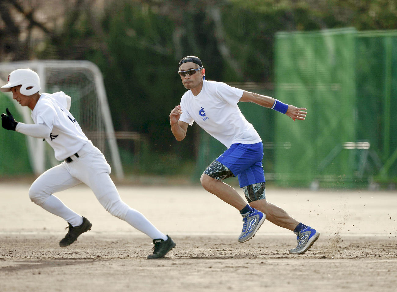 岐阜高の野球部員に走塁指導をするイチローさん（代表撮影）
