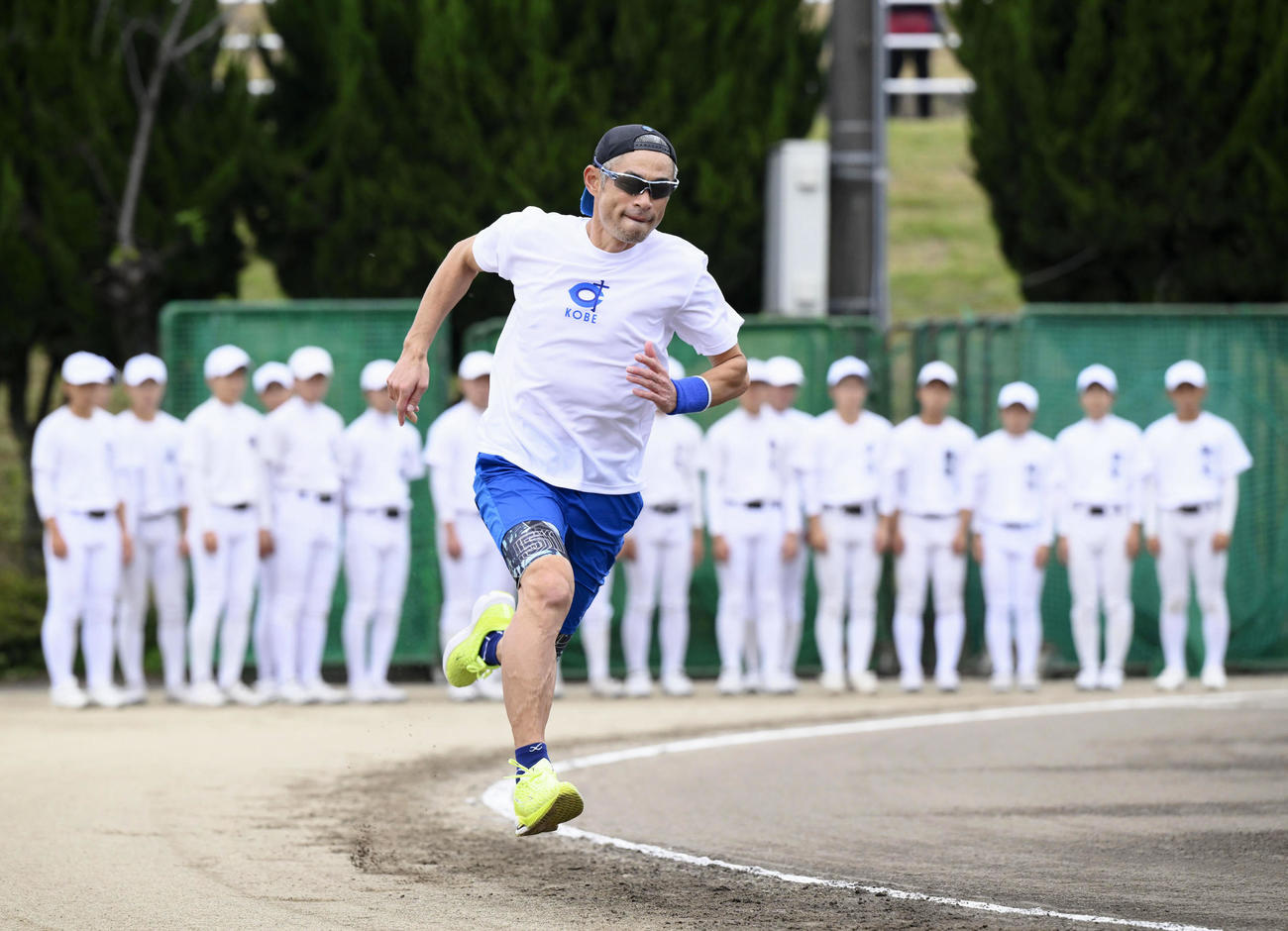 岐阜高の野球部員に見本を見せながら指導するイチローさん（代表撮影）