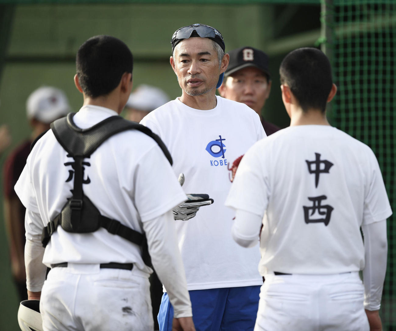 岐阜高の野球部員の質問に答えるイチローさん（代表撮影）