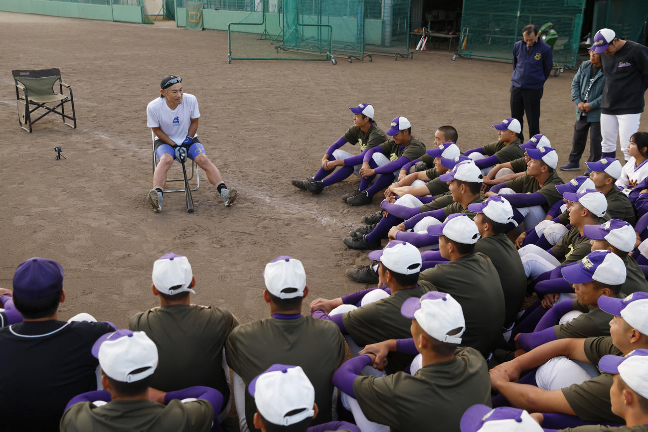 愛工大名電高野球部を指導するイチローさん（代表撮影）