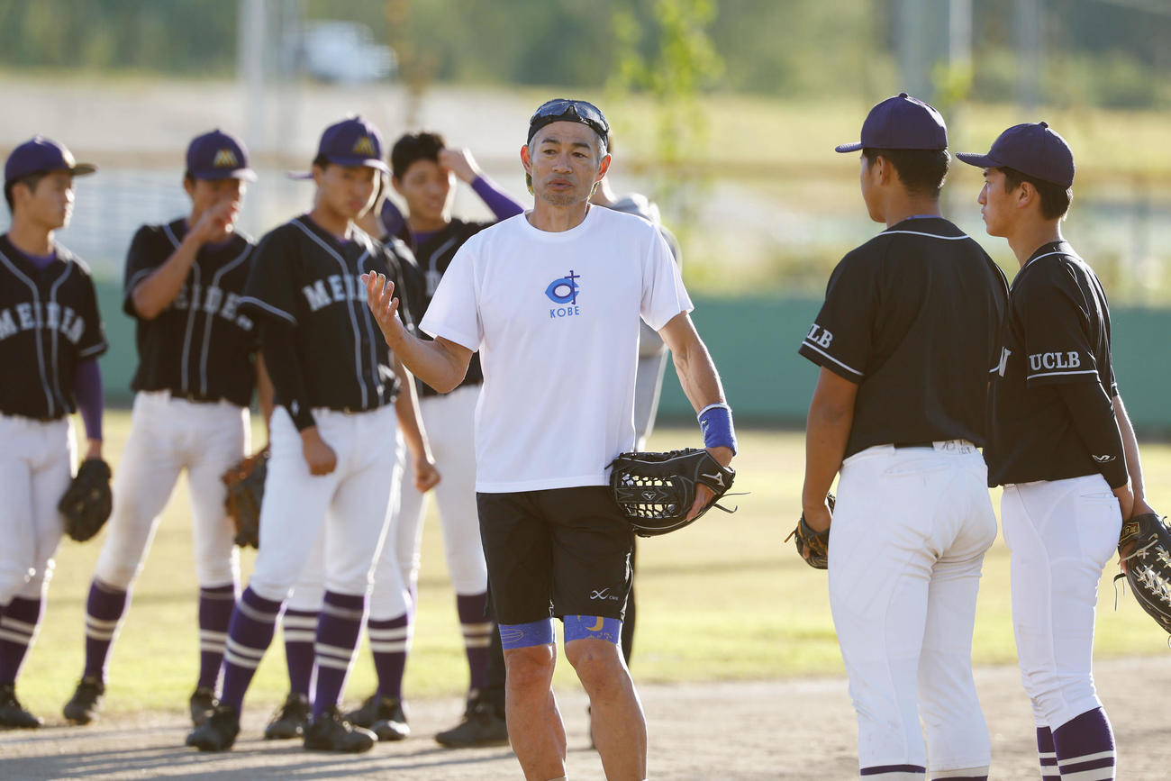 愛工大名電高野球部を指導するイチローさん（代表撮影）