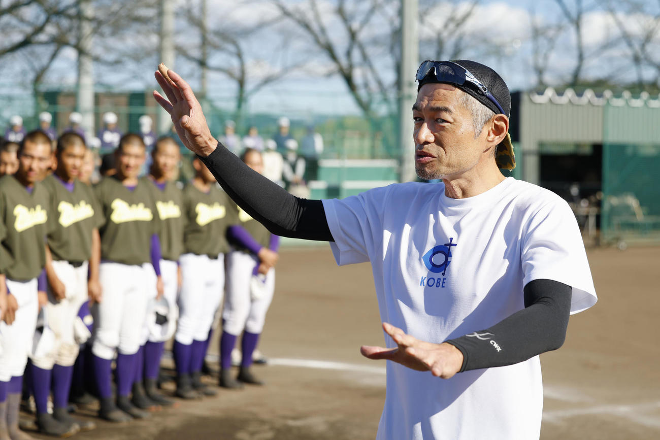愛工大名電高野球部を指導するイチローさん（代表撮影）