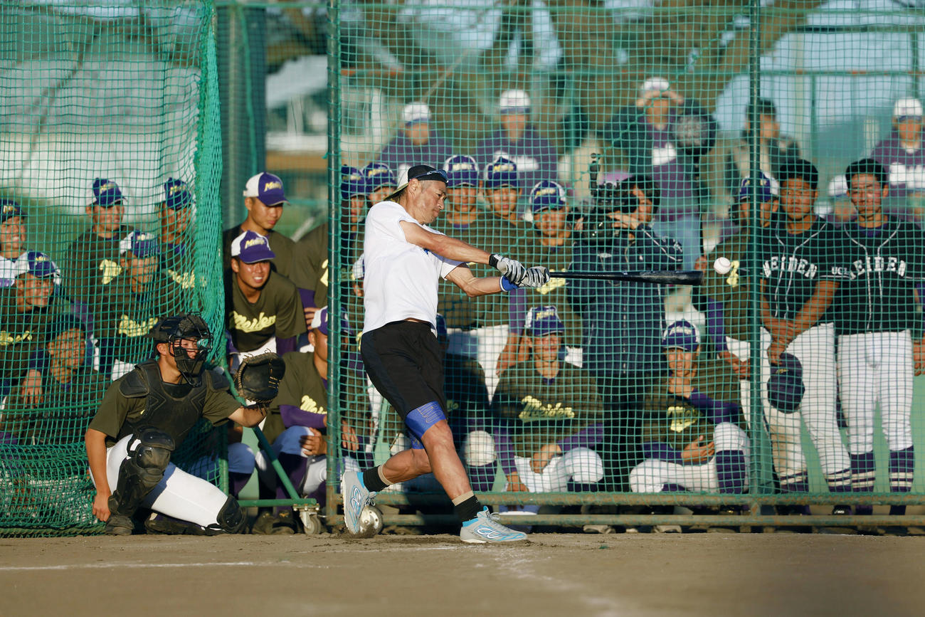 愛工大名電高野球部を指導するイチローさん（中央右）（代表撮影）