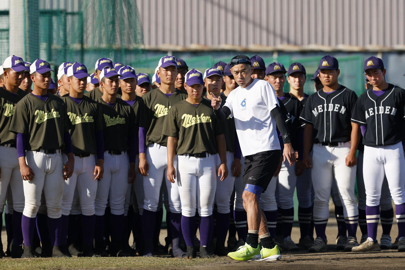 愛工大名電高野球部を指導するイチローさん（中央右）（代表撮影）