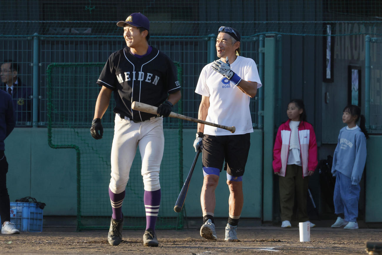愛工大名電高野球部を指導し、ソフトバンクからドラフト5位指名された石見颯真内野手（左）の打球に笑顔を見せるイチローさん（代表撮影）