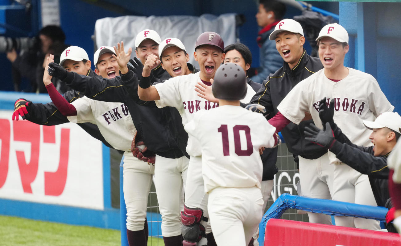 福岡大対日体大　1回表福岡大無死一、三塁、田中の先制適時打で生還した幸（手前）を迎える選手たち（撮影・江口和貴）