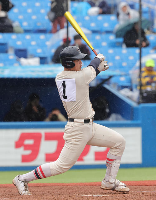 聖光学院対東洋大姫路　5回裏東洋大姫路1死三塁、コールド勝ちを決める右安打を放つ阪下（撮影・野上伸悟）