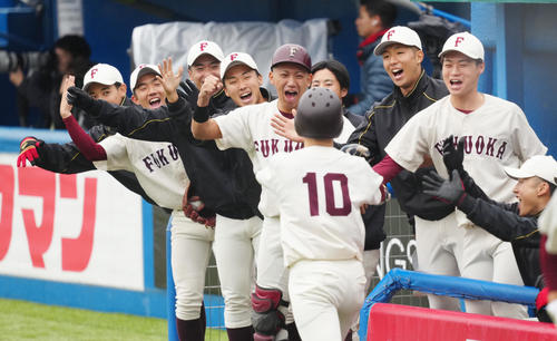 福岡大対日体大　1回表福岡大無死一、三塁、田中の先制適時打で生還した幸（手前）を迎える選手たち（撮影・江口和貴）