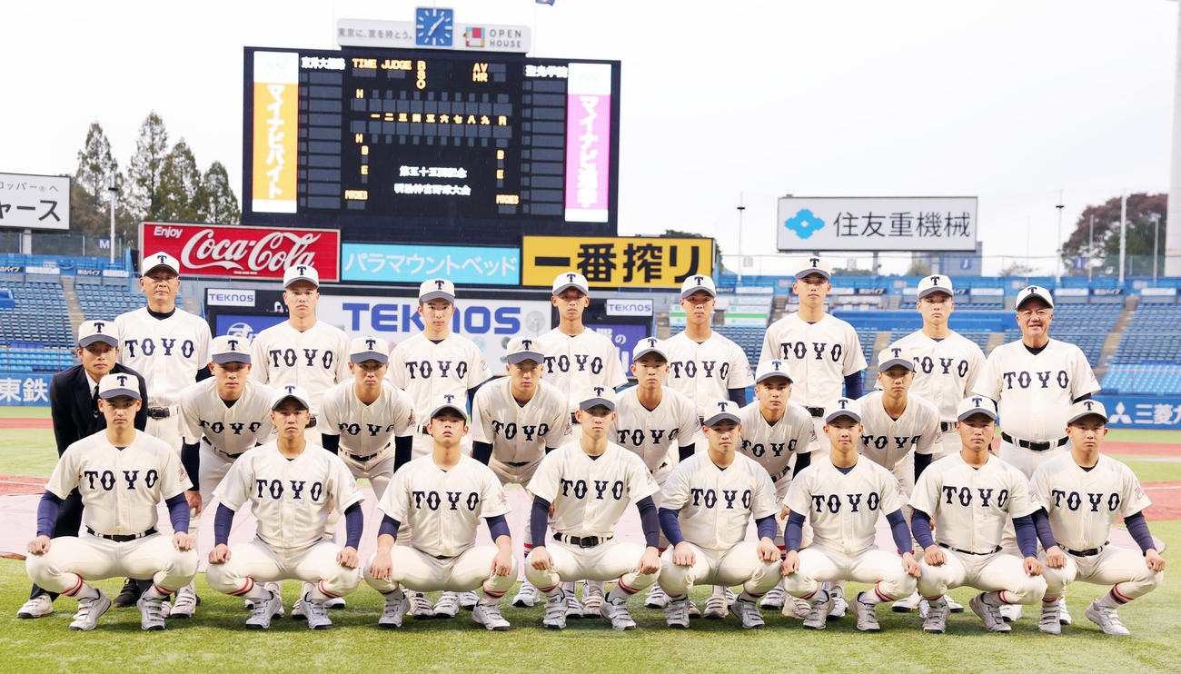 聖光学院対東洋大姫路　集合写真に納まる東洋大姫路の選手たち。後列右端は岡田監督、左端は平野部長（撮影・野上伸悟）