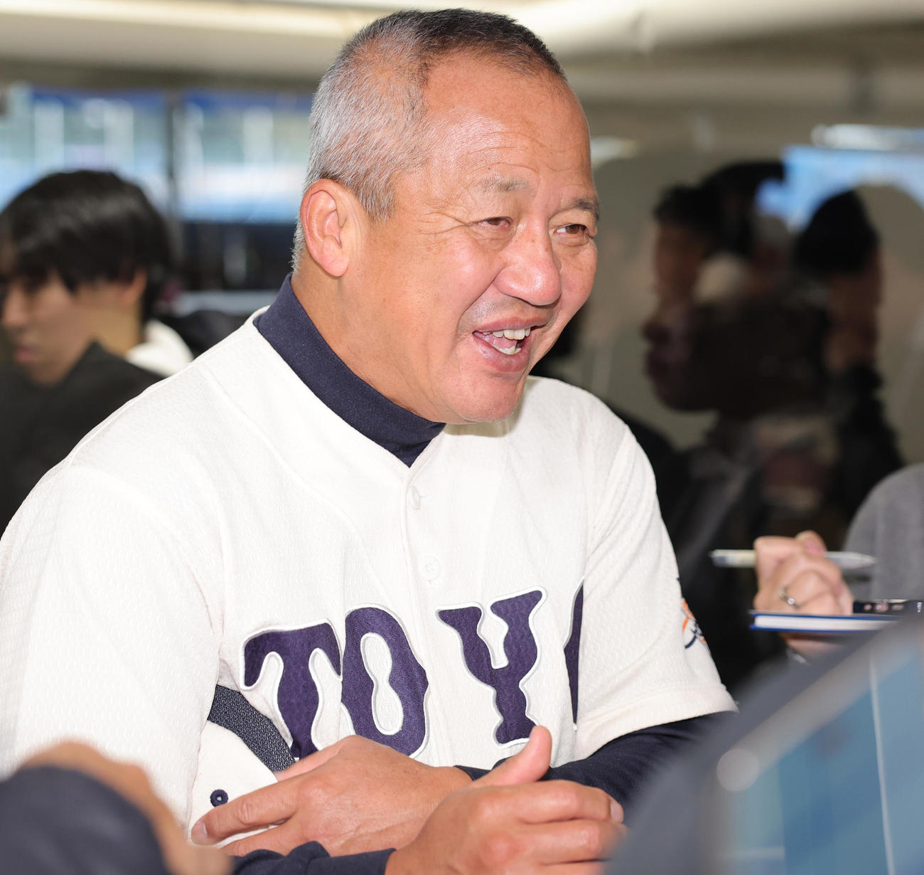 聖光学院対東洋大姫路　初戦を突破し笑顔で取材対応する東洋大姫路・岡田監督（撮影・野上伸悟）
